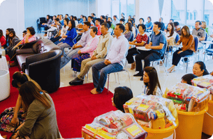 Executives gave alms to the monks on new year day